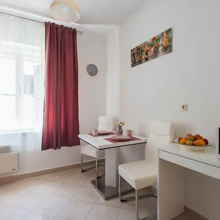 T&m With Parking In The Old Town Zadar