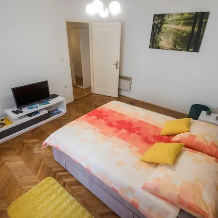 T&m With Parking In The Old Town